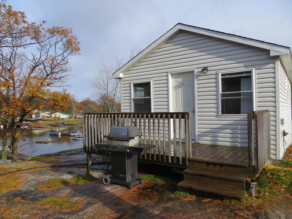 Halls Cottages Honey Harbor 外观 照片